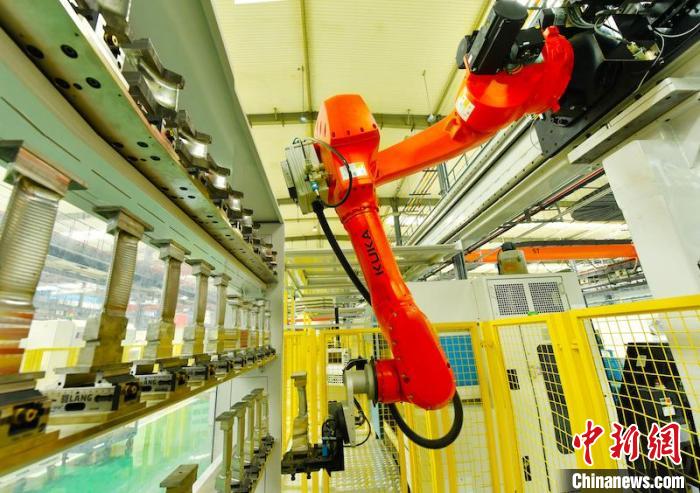 國內(nèi)首個(gè)葉片加工無人車間及首條黑燈產(chǎn)線在四川德陽投運(yùn)