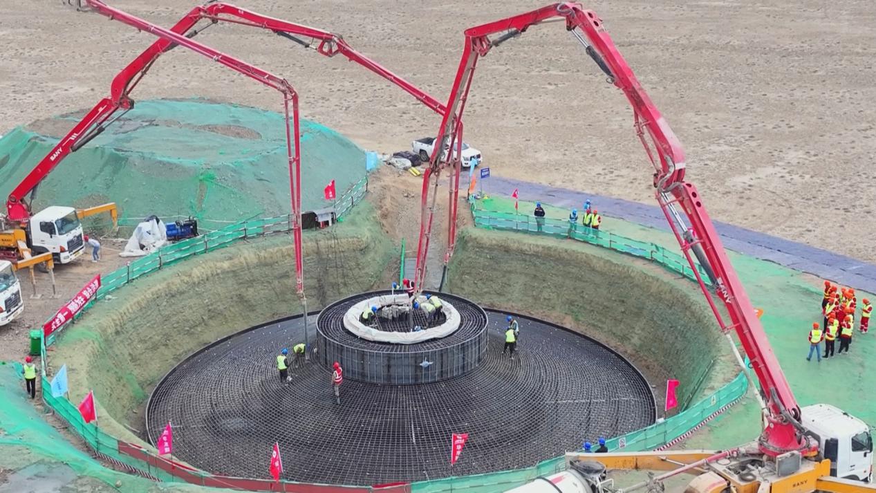 5月24日,東方電氣木壘100萬千瓦風(fēng)電項目正在進行設(shè)備基礎(chǔ)混凝土澆注工作。加爾斯攝.jpg 5月24日,東方電氣木壘100萬千瓦風(fēng)電項目正在進行設(shè)備基礎(chǔ)混凝土澆注工作。加爾斯攝.jpg