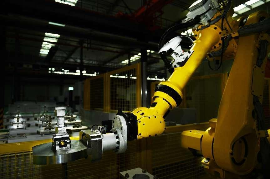 黑燈狀態(tài)下產(chǎn)線機器人依舊高效運轉(zhuǎn)