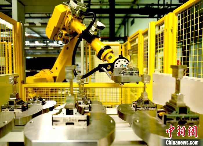 產(chǎn)線機(jī)器人放置完工葉片?！?攝